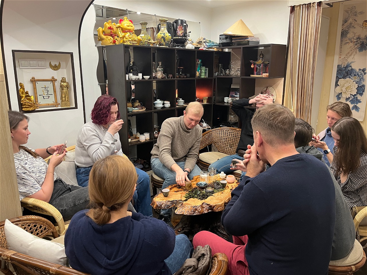 Гости в чайной зоне с дегустацией